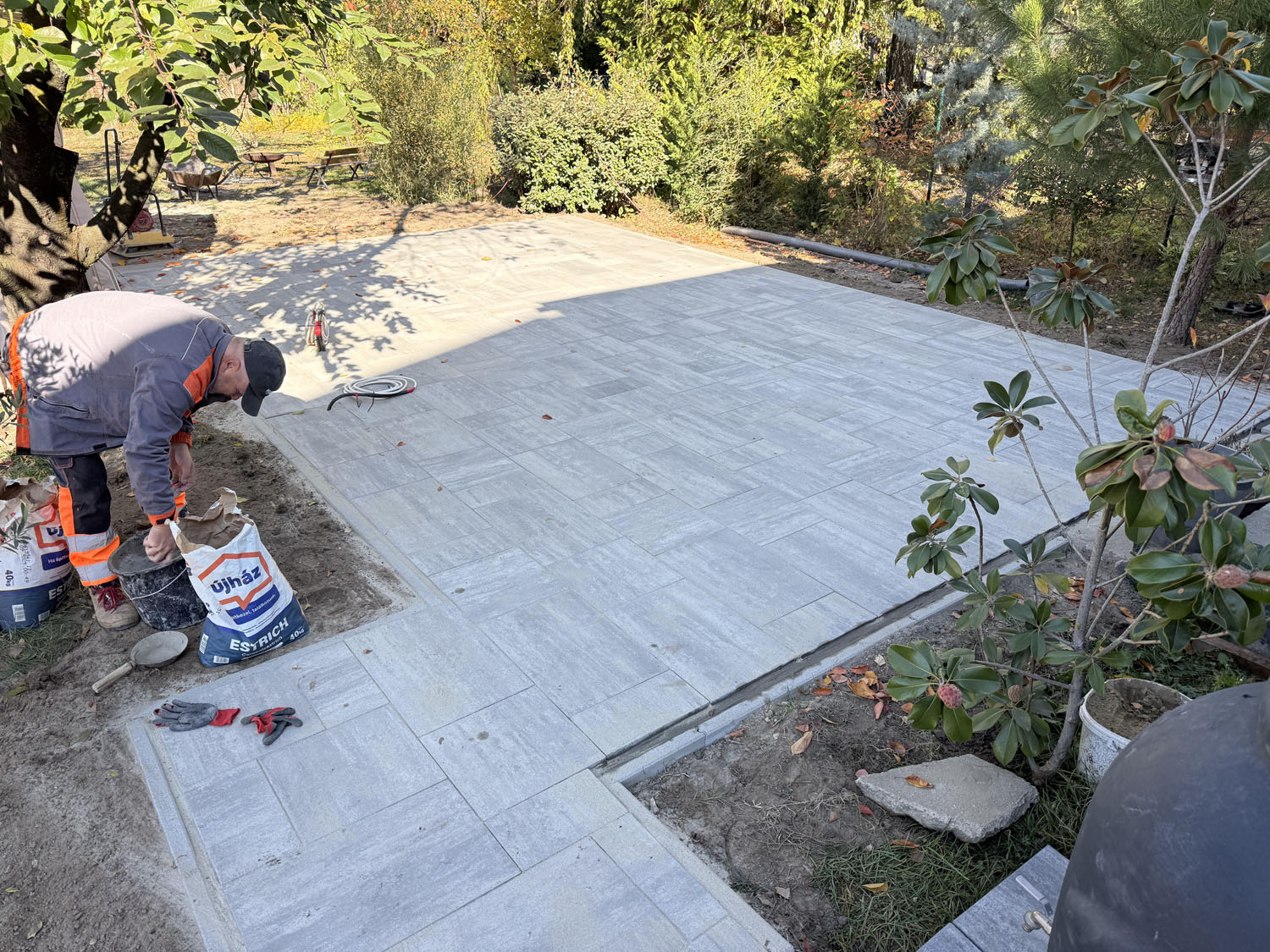 Göd térkövezés, medendce körülötti térburkolat építése