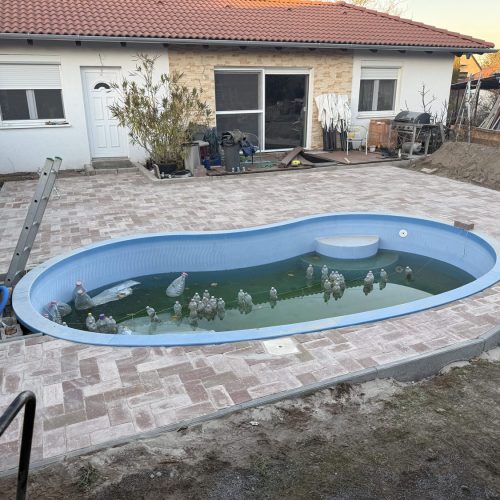 Sződliget térburkolás medence térkövezés 60x60 térkőelemekből Sződliget térburkolás medence térkövezés 60x60 térkőelemekből