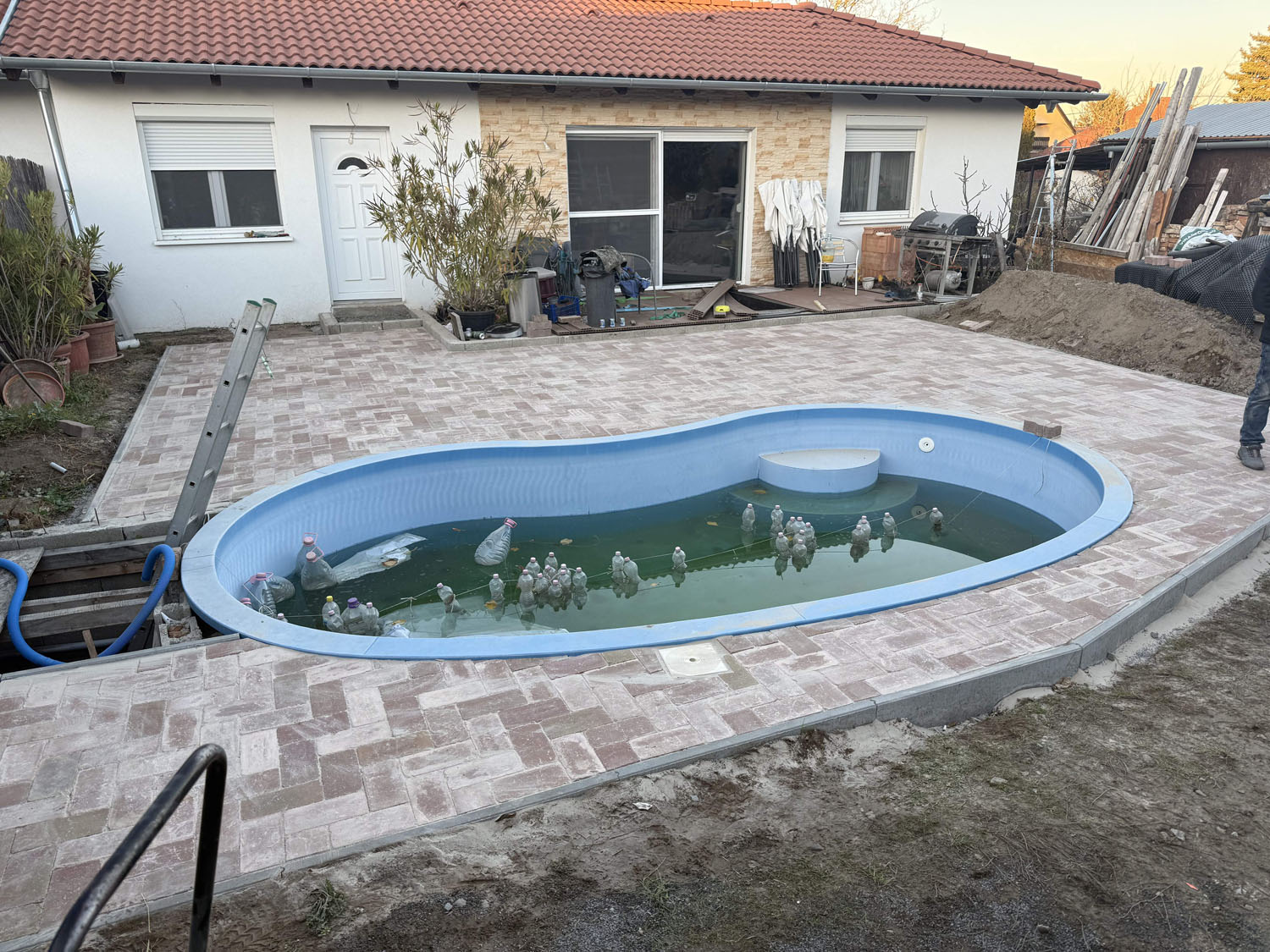 Sződliget térburkolás medence térkövezés 60x60 térkőelemekből